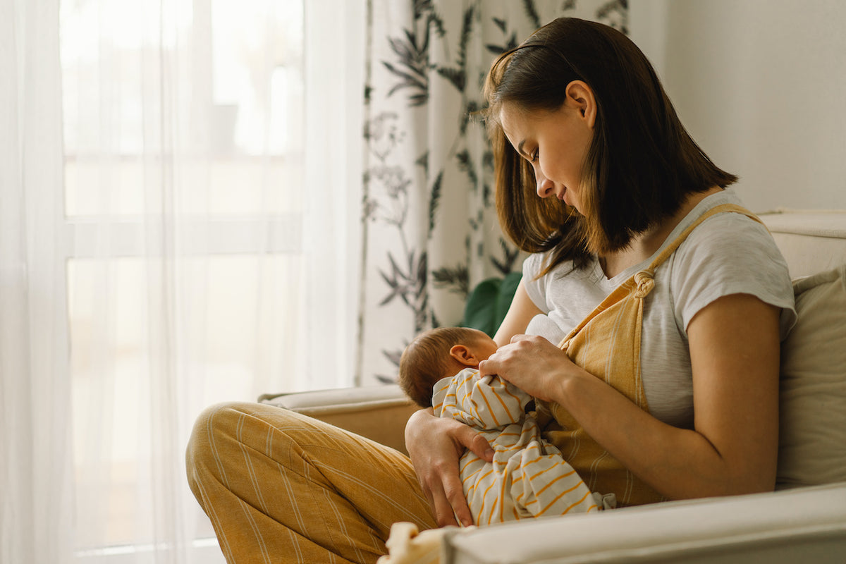 http://www.svago.com/cdn/shop/articles/best-breastfeeding-positions_1200x1200.jpg?v=1690222537
